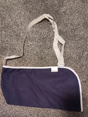 Mueller Navy Arm Sling with White Strap